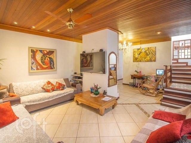 Casa com 280m², 4 dormitórios, 1 suíte, 2 vagas, Rio Branco em Porto Alegre