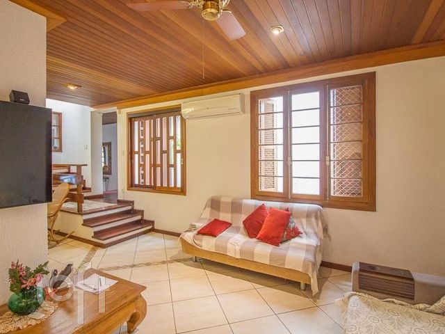 Casa com 280m², 4 dormitórios, 1 suíte, 2 vagas, Rio Branco em Porto Alegre