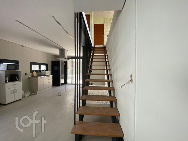 Casa com 220m², 4 dormitórios, 2 vagas, Três Figueiras em Porto Alegre