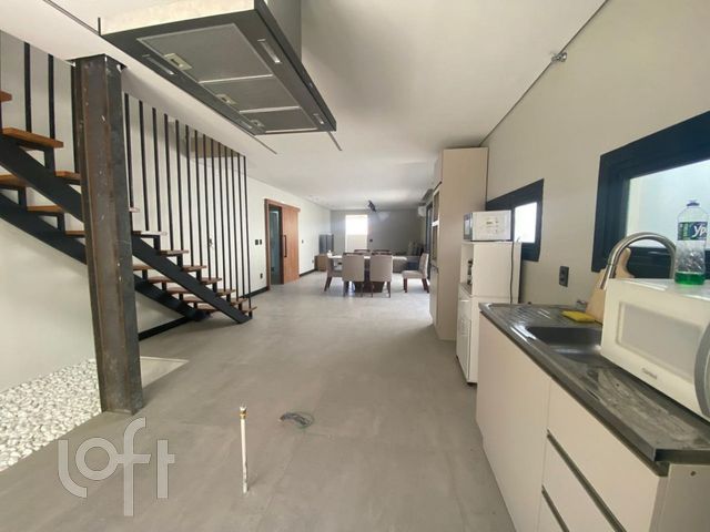 Casa com 220m², 4 dormitórios, 2 vagas, Três Figueiras em Porto Alegre