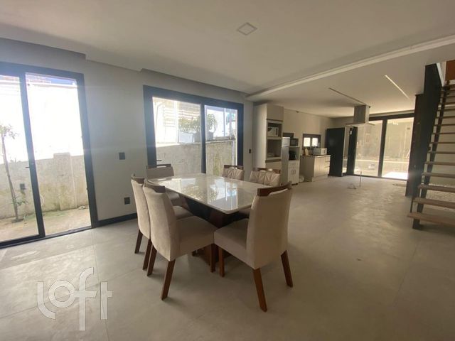 Casa com 220m², 4 dormitórios, 2 vagas, Três Figueiras em Porto Alegre