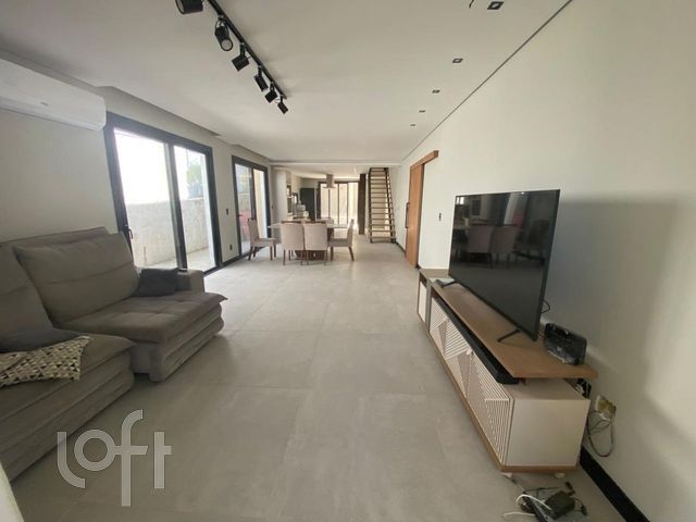 Casa com 220m², 4 dormitórios, 2 vagas, Três Figueiras em Porto Alegre