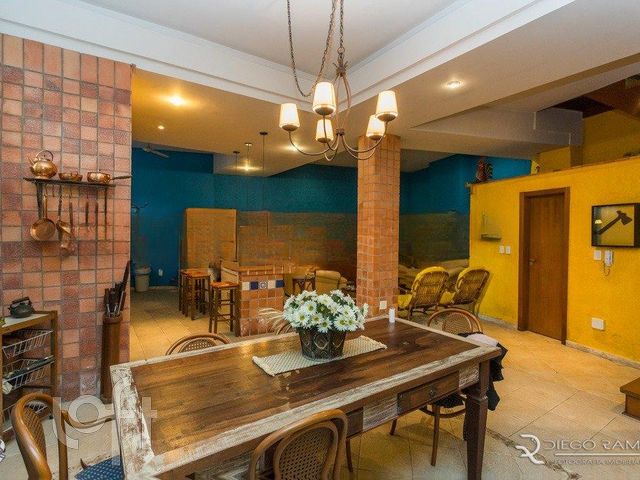 Casa em Condomínio com 305m², 6 dormitórios, 1 suíte, 4 vagas, Boa Vista em Porto Alegre