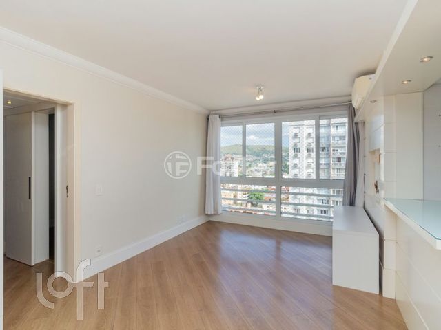 Apartamento com 70m², 2 dormitórios, 1 suíte, 2 vagas, Jardim Botânico em Porto Alegre