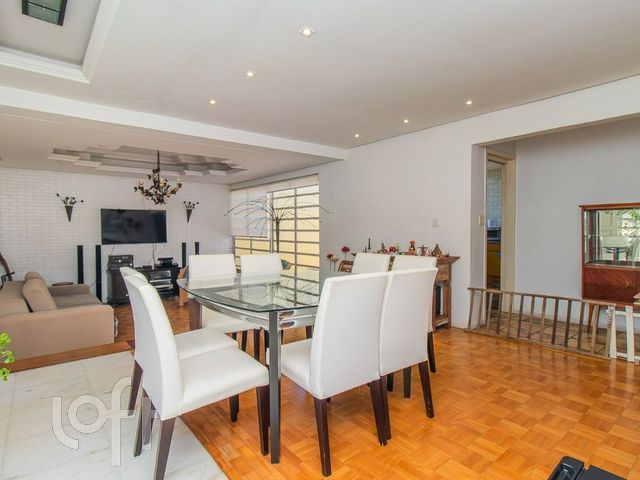 Casa com 233m², 3 dormitórios, 1 suíte, 2 vagas, Três Figueiras em Porto Alegre