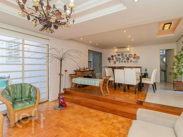 Casa com 233m², 3 dormitórios, 1 suíte, 2 vagas, Três Figueiras em Porto Alegre