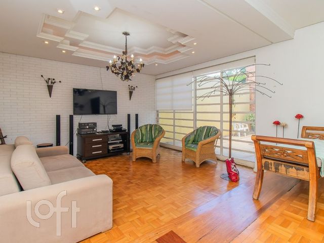 Casa com 233m², 3 dormitórios, 1 suíte, 2 vagas, Três Figueiras em Porto Alegre