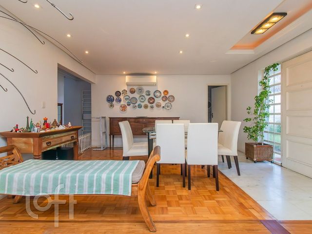 Casa com 233m², 3 dormitórios, 1 suíte, 2 vagas, Três Figueiras em Porto Alegre