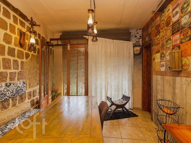 Casa com 328m², 4 dormitórios, 2 suítes, 2 vagas, Chácara das Pedras em Porto Alegre