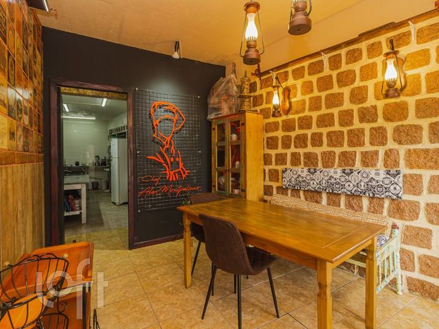 Casa com 328m², 4 dormitórios, 2 suítes, 2 vagas, Chácara das Pedras em Porto Alegre