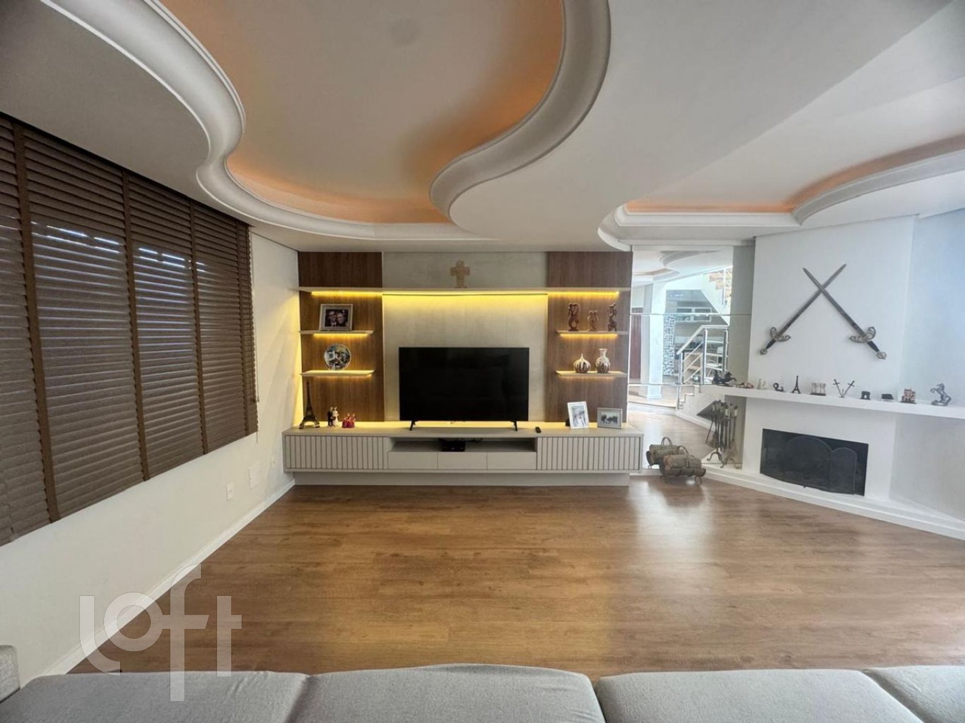 Casa Residencial com 247m², 4 quartos, 2 suítes, 2 garagens, no bairro Ressacada em Florianópolis