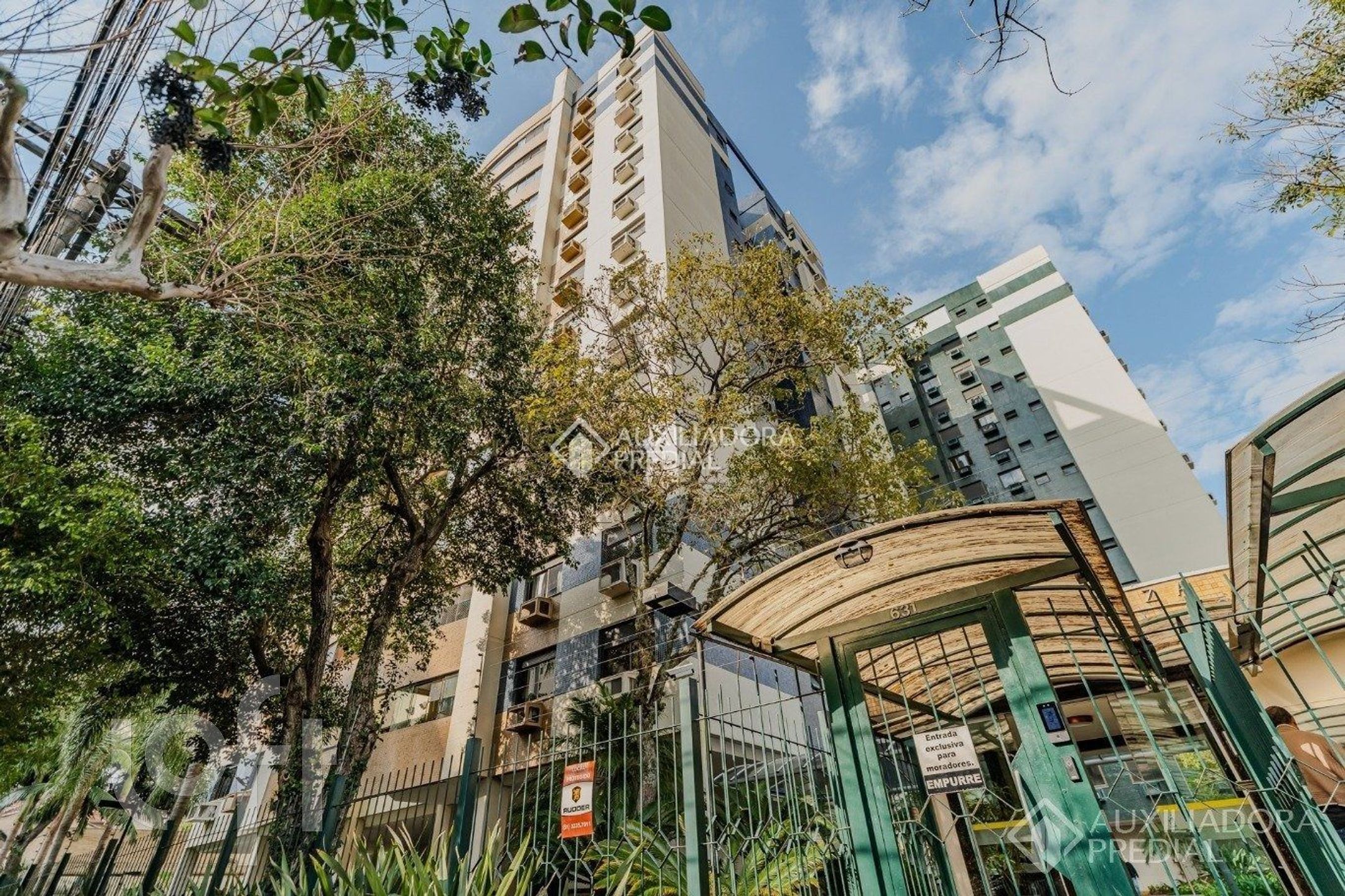 Apartamento com 108m², 3 dormitórios, 1 suíte, 2 vagas, Menino Deus em Porto Alegre