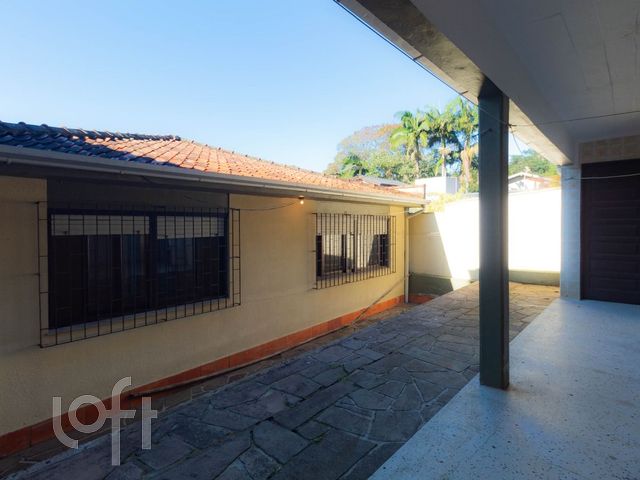 Casa com 300m², 3 dormitórios, 1 suíte, 2 vagas, Três Figueiras em Porto Alegre