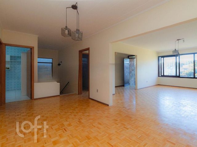 Casa com 300m², 3 dormitórios, 1 suíte, 2 vagas, Três Figueiras em Porto Alegre