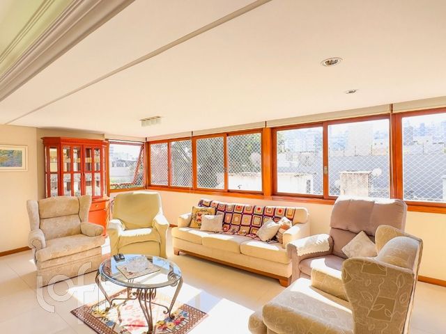 Apartamento com 175m², 3 dormitórios, 1 suíte, 3 vagas, Petrópolis em Porto Alegre