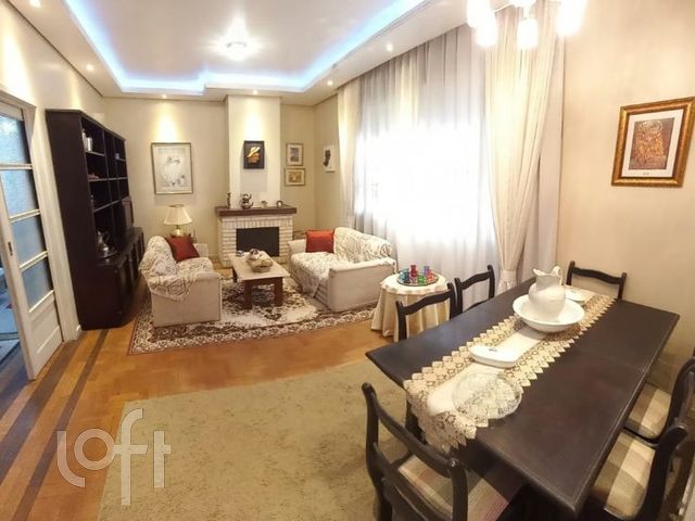 Casa com 236m², 4 dormitórios, 1 suíte, 6 vagas, Petrópolis em Porto Alegre