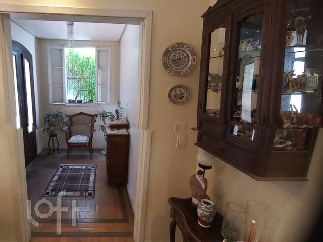 Casa com 236m², 4 dormitórios, 1 suíte, 6 vagas, Petrópolis em Porto Alegre