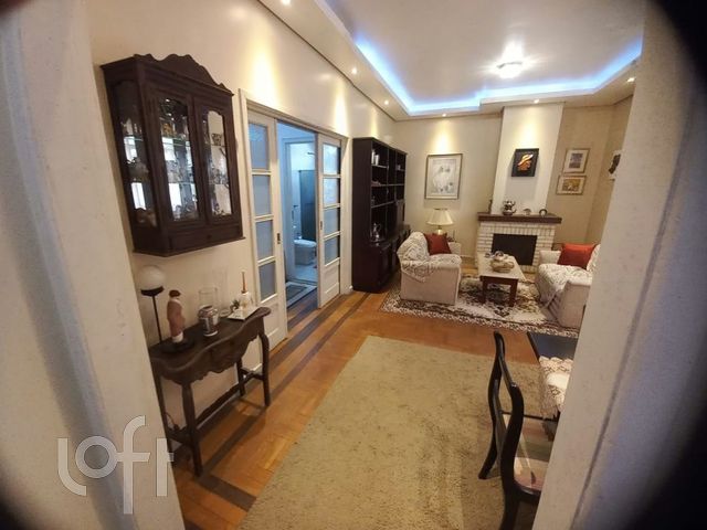 Casa com 236m², 4 dormitórios, 1 suíte, 6 vagas, Petrópolis em Porto Alegre