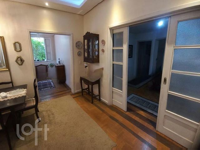 Casa com 236m², 4 dormitórios, 1 suíte, 6 vagas, Petrópolis em Porto Alegre