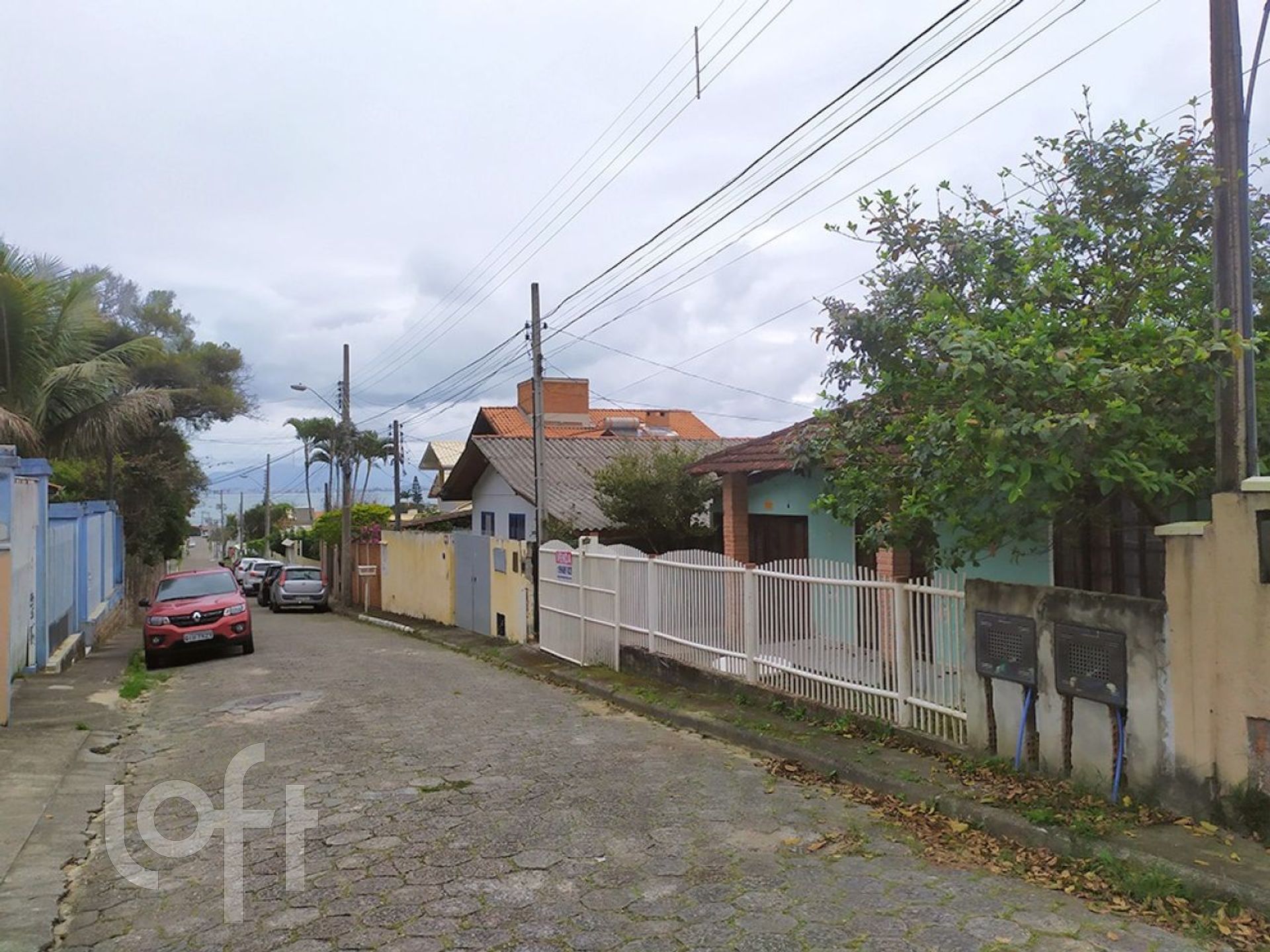 Casa à venda em Sambaqui com 130 m², 4 quartos, 1 suíte, 2 vagas