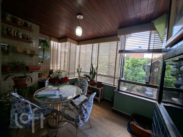 Apartamento com 106m², 4 dormitórios, 1 suíte, 1 vaga, Moinhos de Vento em Porto Alegre