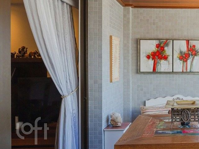 Apartamento com 121m², 3 dormitórios, 1 suíte, 2 vagas, Moinhos de Vento em Porto Alegre