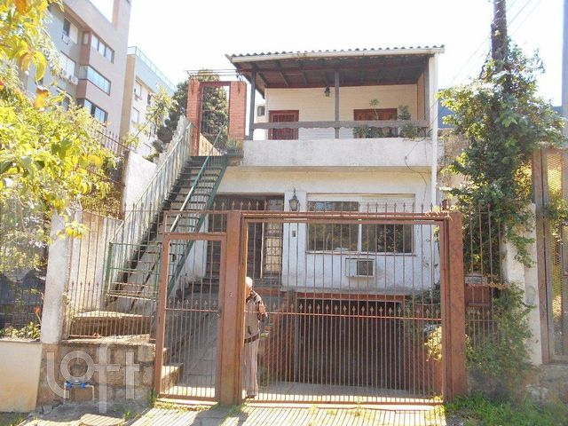 Casa com 245m², 8 dormitórios, 2 vagas, Menino Deus em Porto Alegre