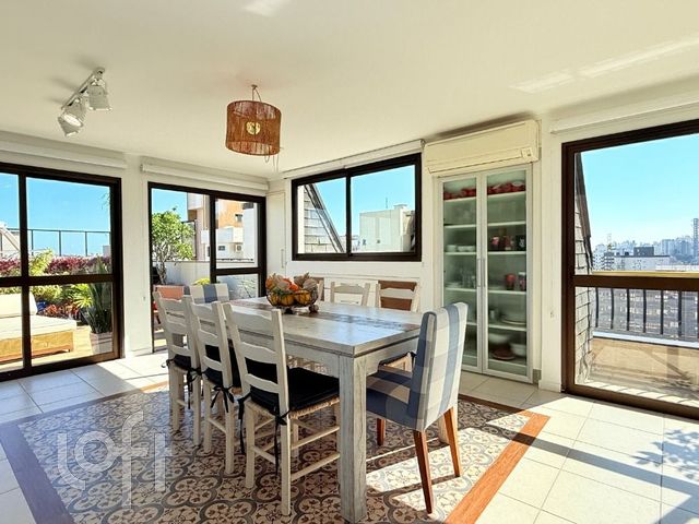 Apartamento com 242m², 3 dormitórios, 1 suíte, 3 vagas, Petrópolis em Porto Alegre