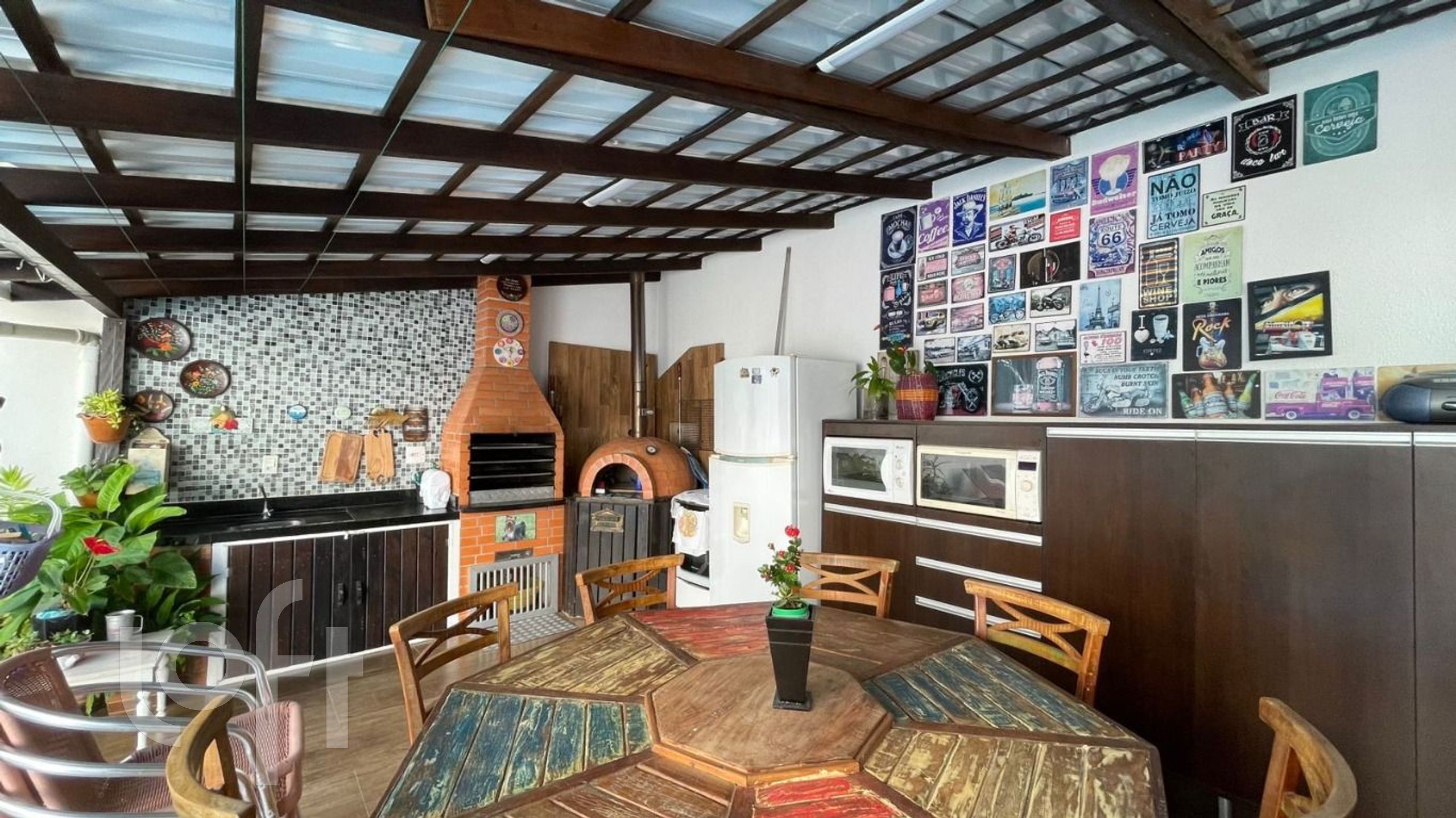 Casa Residencial com 200m², 3 quartos, 3 suítes, 4 garagens, no bairro Pioneiros em Balneário Camboriú
