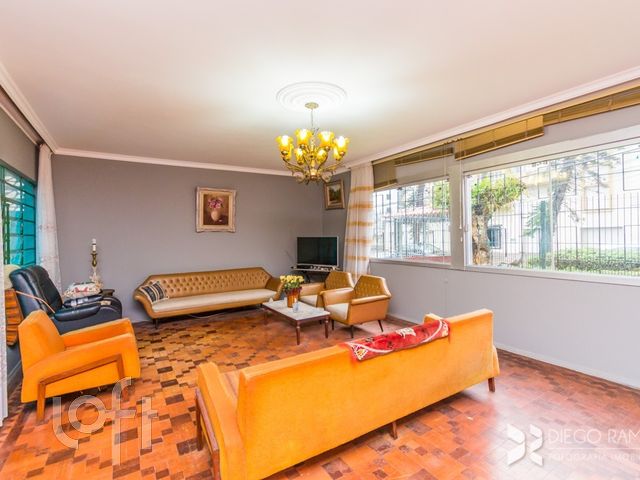 Casa com 254m², 4 dormitórios, 3 vagas, Petrópolis em Porto Alegre
