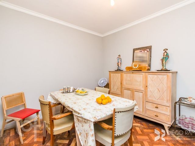 Casa com 254m², 4 dormitórios, 3 vagas, Petrópolis em Porto Alegre