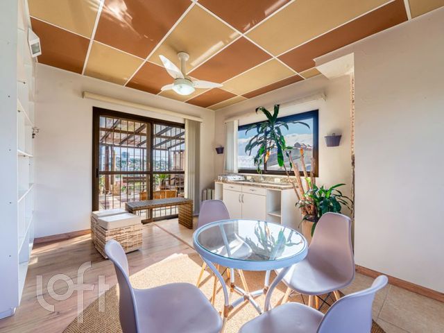 Casa com 500m², 5 dormitórios, 3 suítes, 3 vagas, Chácara das Pedras em Porto Alegre