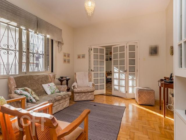 Casa com 355m², 3 dormitórios, 1 suíte, 5 vagas, Petrópolis em Porto Alegre