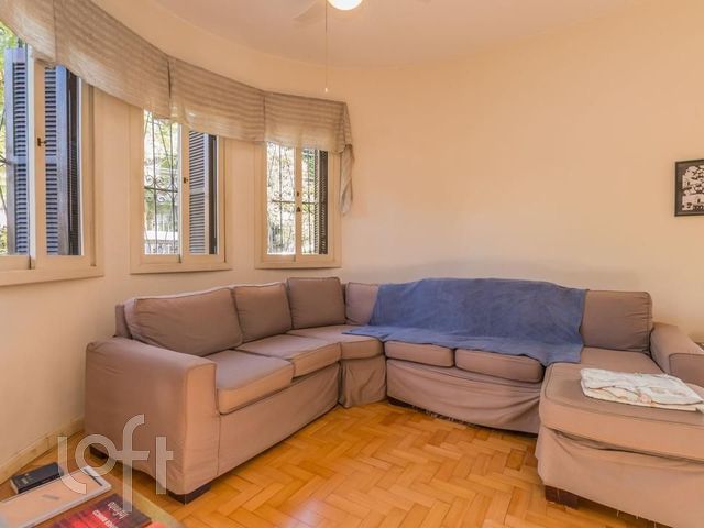 Casa com 355m², 3 dormitórios, 1 suíte, 5 vagas, Petrópolis em Porto Alegre