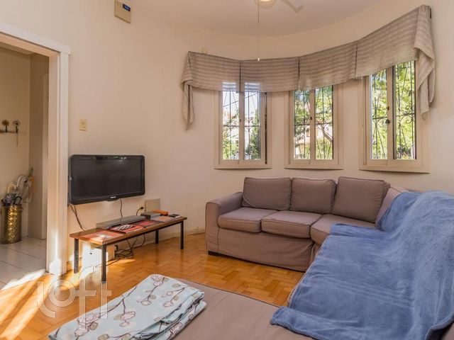 Casa com 355m², 3 dormitórios, 1 suíte, 5 vagas, Petrópolis em Porto Alegre