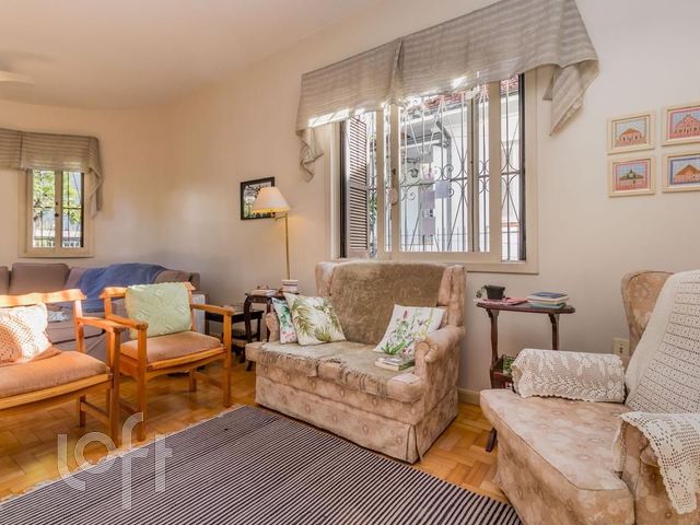 Casa com 355m², 3 dormitórios, 1 suíte, 5 vagas, Petrópolis em Porto Alegre