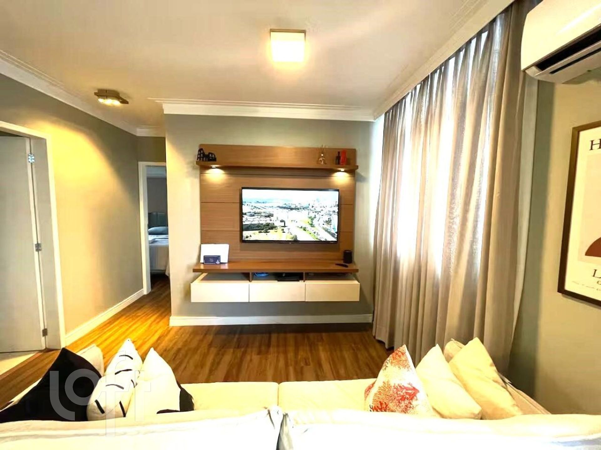 Apartamento 2 quartos, 1 suíte, 2 banheiros e 1 vg garagem. Agronômica. Florianópois/SC