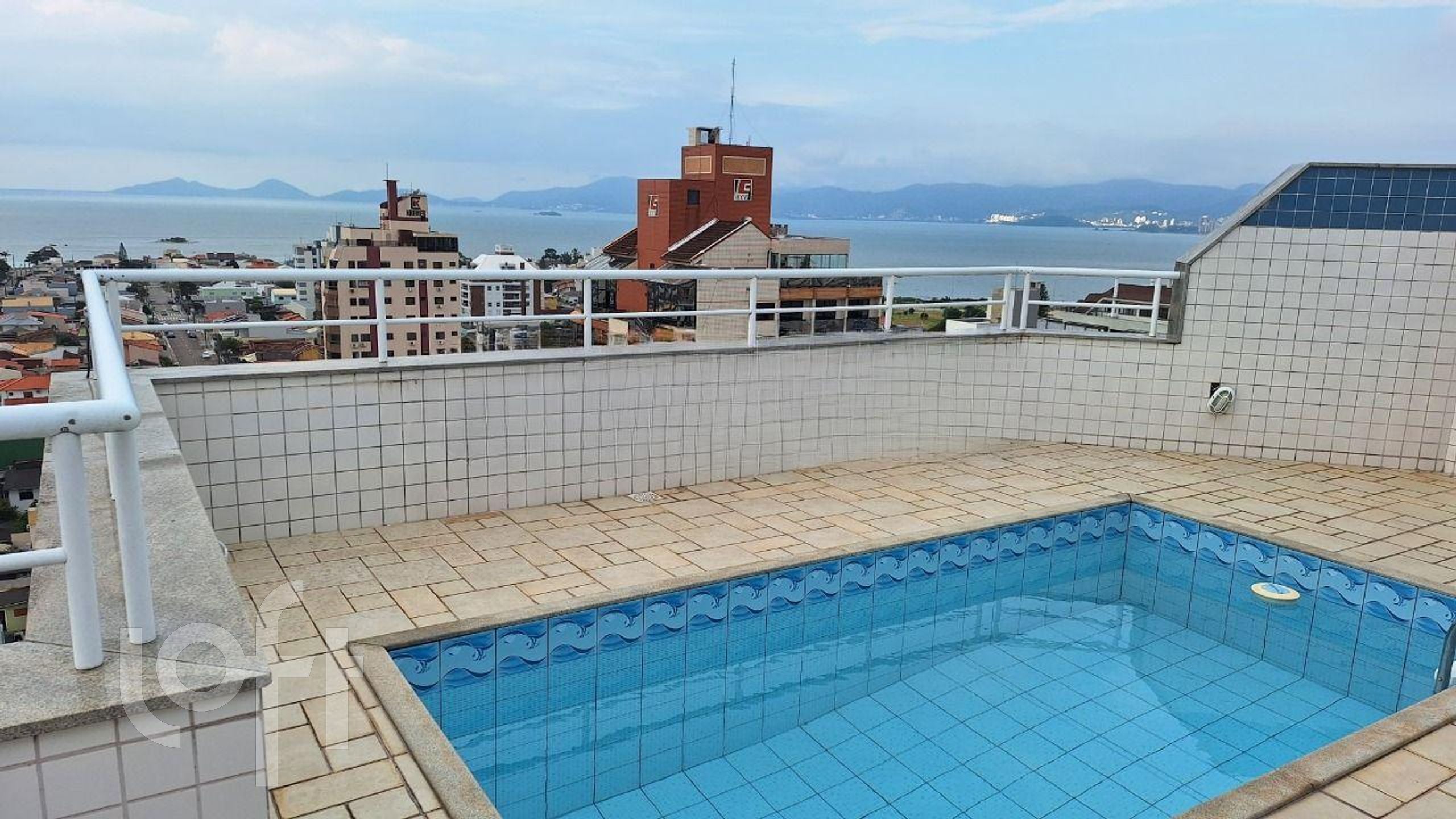 Apartamentos com 218m², 3 quartos, 1 suíte, 2 garagens, no bairro Canto em Florianópolis