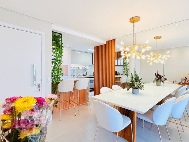 Apartamento com 74m², 2 dormitórios, 1 suíte, 2 vagas, Petrópolis em Porto Alegre