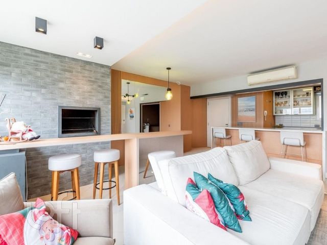 Apartamento com 105m², 3 dormitórios, 1 suíte, 2 vagas, Petrópolis em Porto Alegre