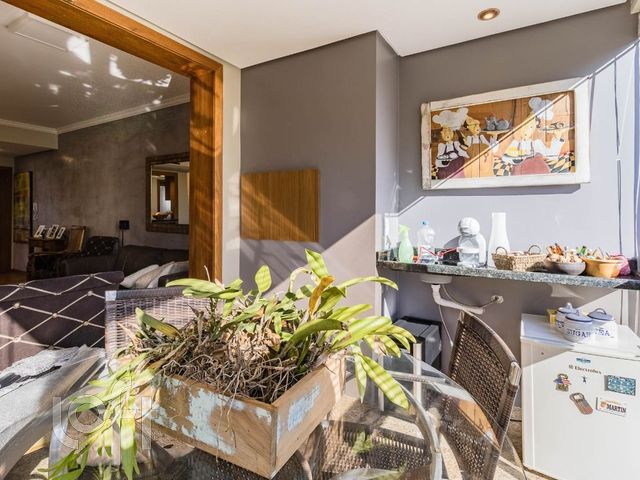 Apartamento com 92m², 3 dormitórios, 1 suíte, 2 vagas, Petrópolis em Porto Alegre