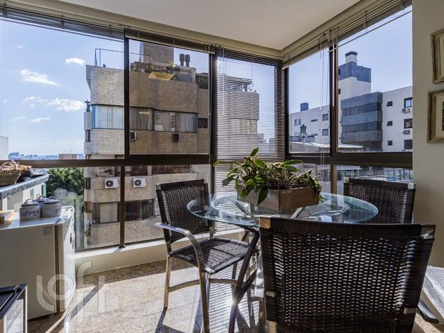 Apartamento com 92m², 3 dormitórios, 1 suíte, 2 vagas, Petrópolis em Porto Alegre