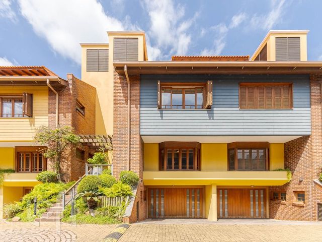Casa em Condomínio com 388m², 4 dormitórios, 4 suítes, 3 vagas, Três Figueiras em Porto Alegre
