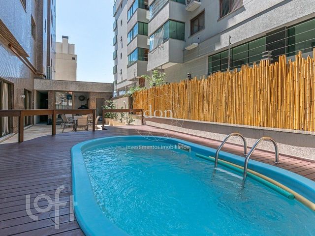 Apartamento com 136m², 3 dormitórios, 3 suítes, 4 vagas, Petrópolis em Porto Alegre