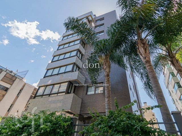 Apartamento com 136m², 3 dormitórios, 3 suítes, 4 vagas, Petrópolis em Porto Alegre