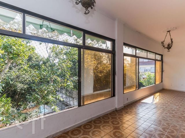 Casa com 502m², 4 dormitórios, 1 suíte, 5 vagas, Chácara das Pedras em Porto Alegre