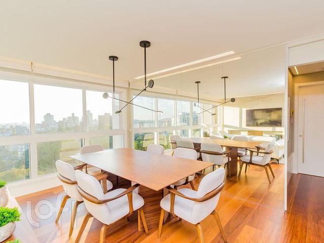 Apartamento com 126m², 2 dormitórios, 2 suítes, 4 vagas, Petrópolis em Porto Alegre