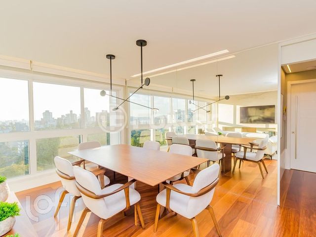 Apartamento com 126m², 2 dormitórios, 2 suítes, 4 vagas, Petrópolis em Porto Alegre