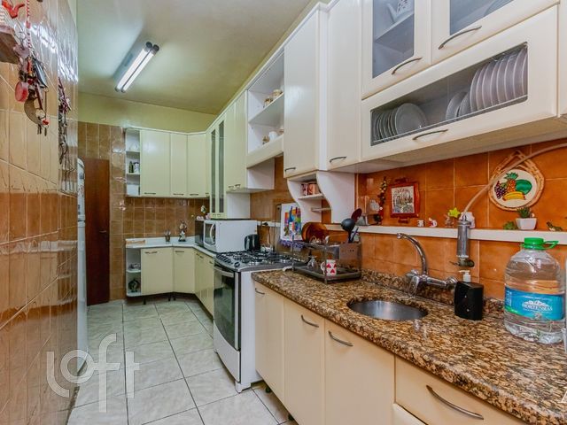 Casa com 242m², 6 dormitórios, 1 suíte, 2 vagas, Higienópolis em Porto Alegre