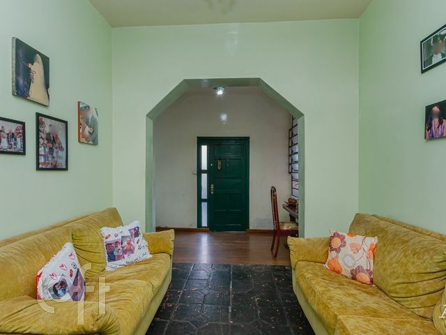 Casa com 242m², 6 dormitórios, 1 suíte, 2 vagas, Higienópolis em Porto Alegre